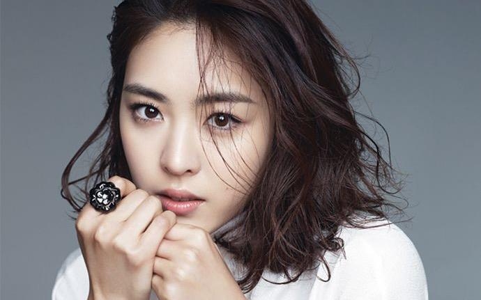 “Tình đầu của Hyun Bin” Lee Yeon Hee bất ngờ thông báo kết hôn