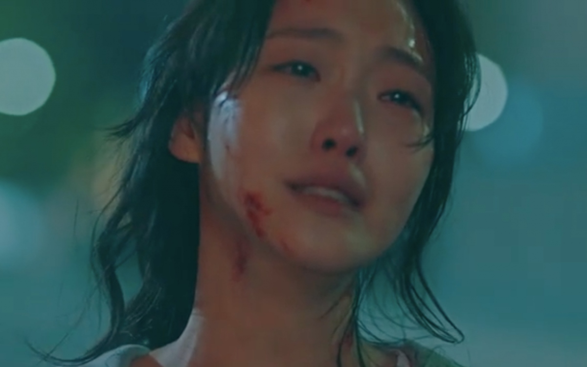 Quân vương bất diệt tập 10: Kim Go Eun nhuốm máu, lết tìm Lee Min Ho