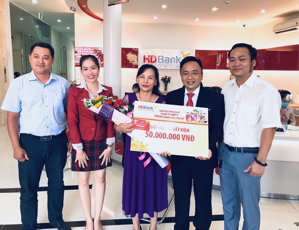 Trao giải thưởng 1 ký vàng cho khách hàng HDBank