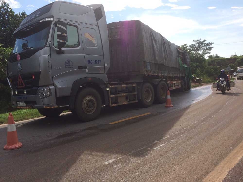 Va chạm liên hoàn giữa 3 xe ô tô trên Quốc lộ 6