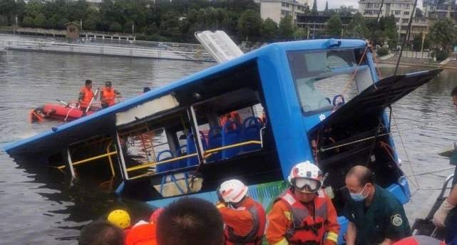 Trung Quốc: Vụ xe bus lao xuống hồ là do tài xế “trả thù xã hội”