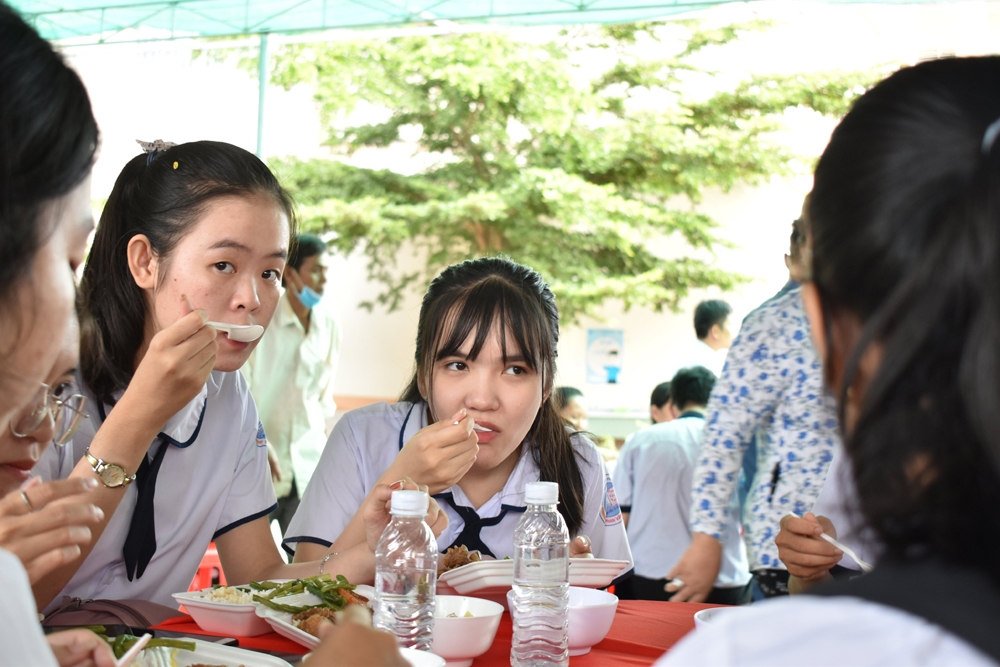 Hàng ngàn suất cơm miễn phí làm ấm lòng sĩ tử Cần Thơ