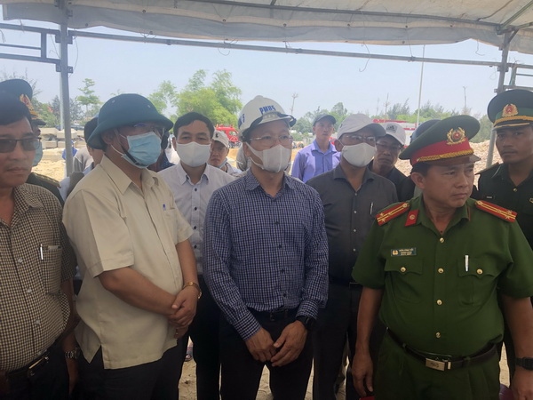 Kiểm tra hiện trường vụ lật ghe khiến 3 người chết, 2 người mất tích