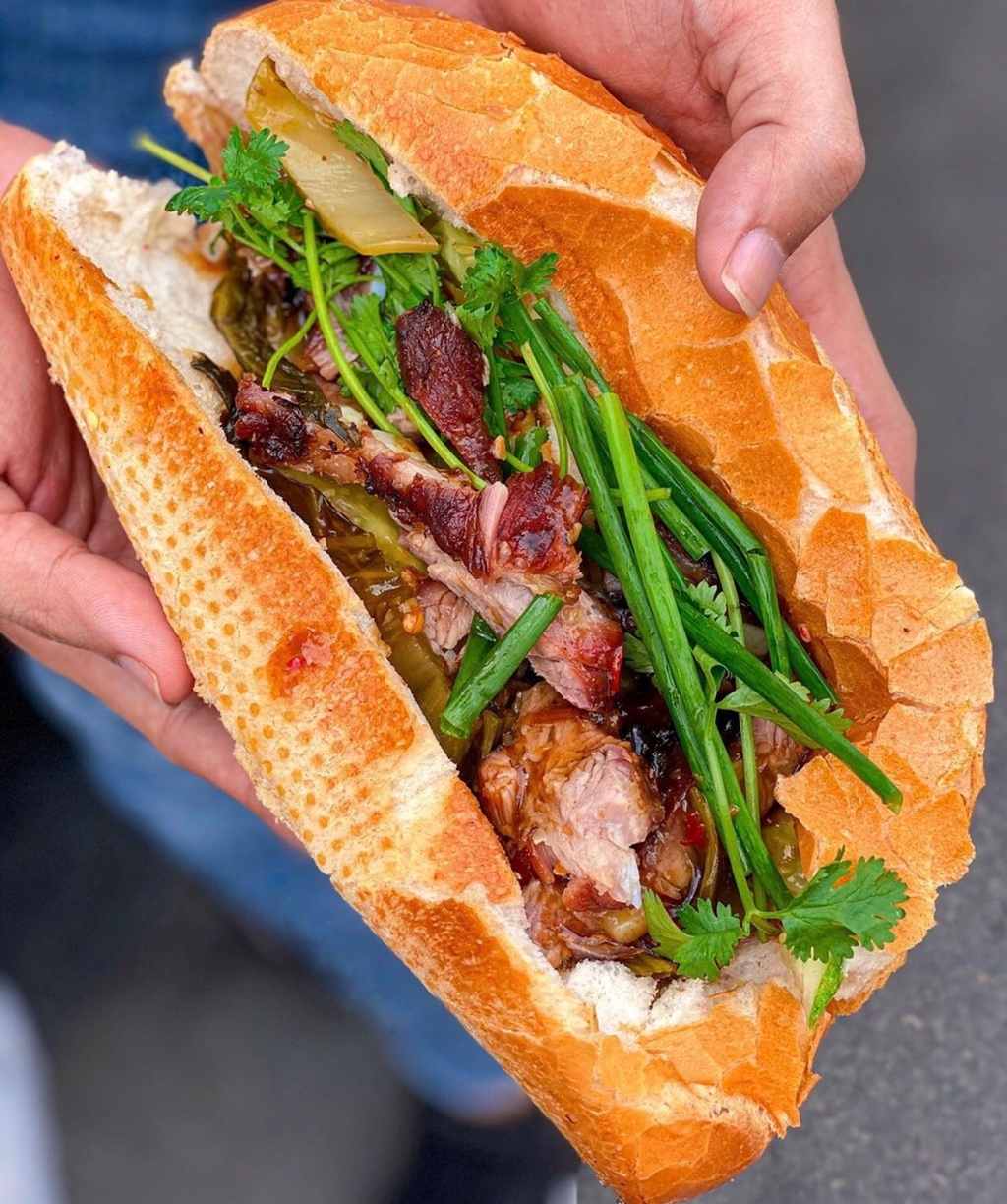 Bánh mì sườn sụn và loạt món ngon đổi vị ngày hè ở TP.HCM