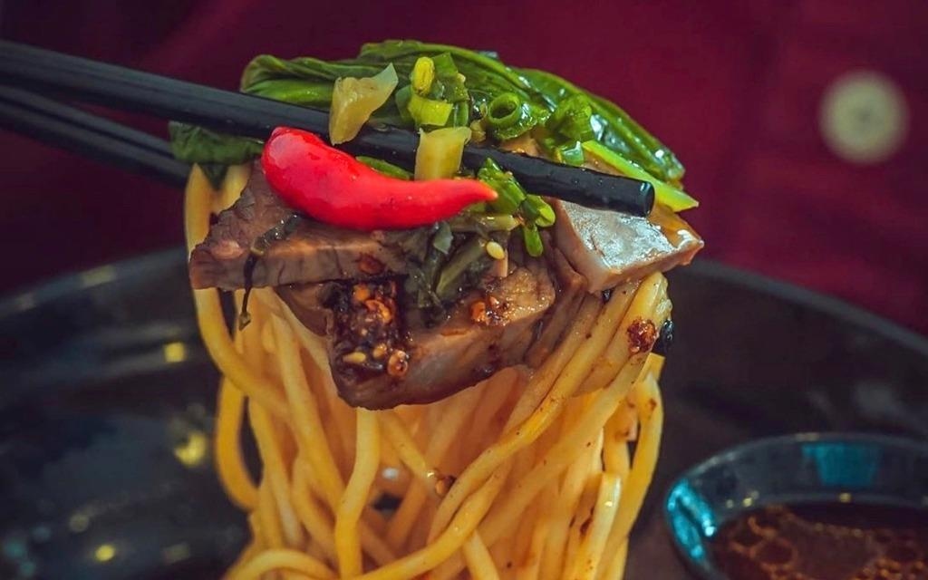 Hủ tiếu mì gà quay và loạt món sợi hút khách tại TP.HCM