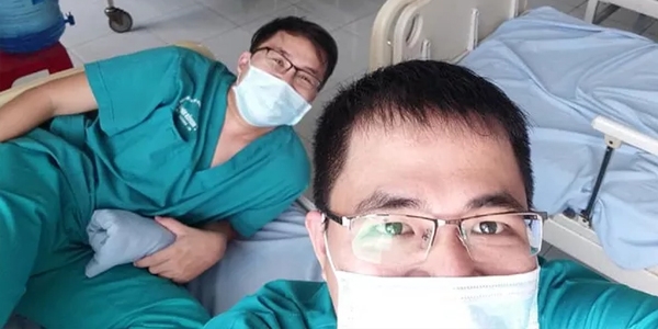Bác sĩ bỏ thi, về quê đối đầu với dịch