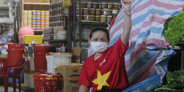 Tiểu thương Đà Nẵng đồng loạt mặc áo cờ đỏ sao vàng cổ động phòng chống dịch