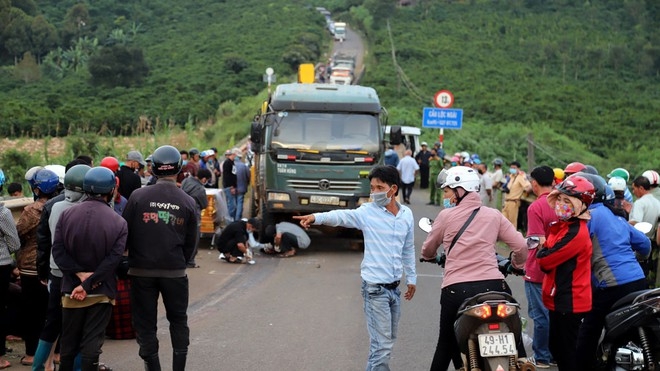 Xe ben đứt thắng tuột dốc tông ô tô, xe máy làm 1 người tử vong