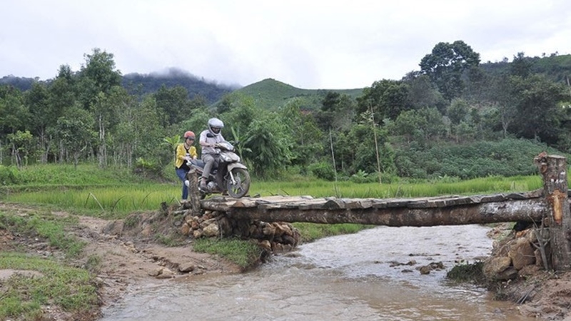 Bức xúc chuyện 'đi hơn 100 km để rút vài trăm ngàn tiền lương'