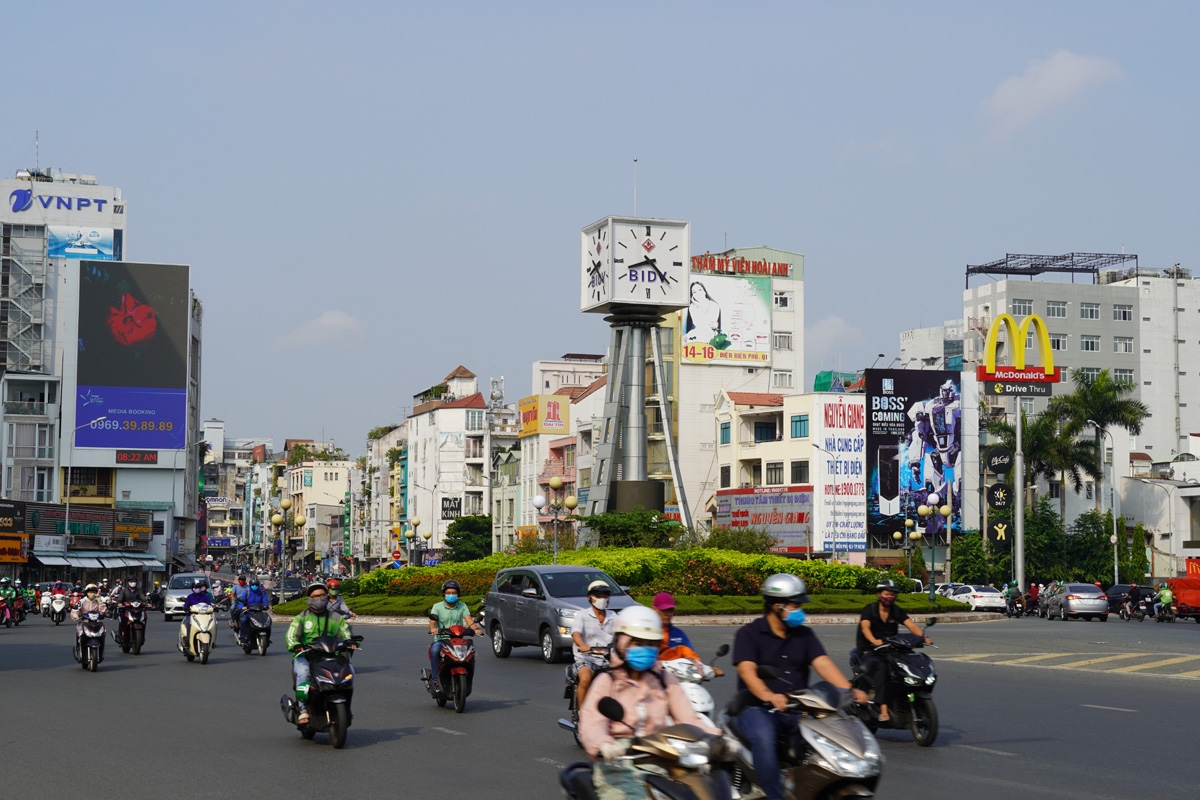 Sau công văn khẩn nhắc “cách ly xã hội”, người dân ra đường càng đông