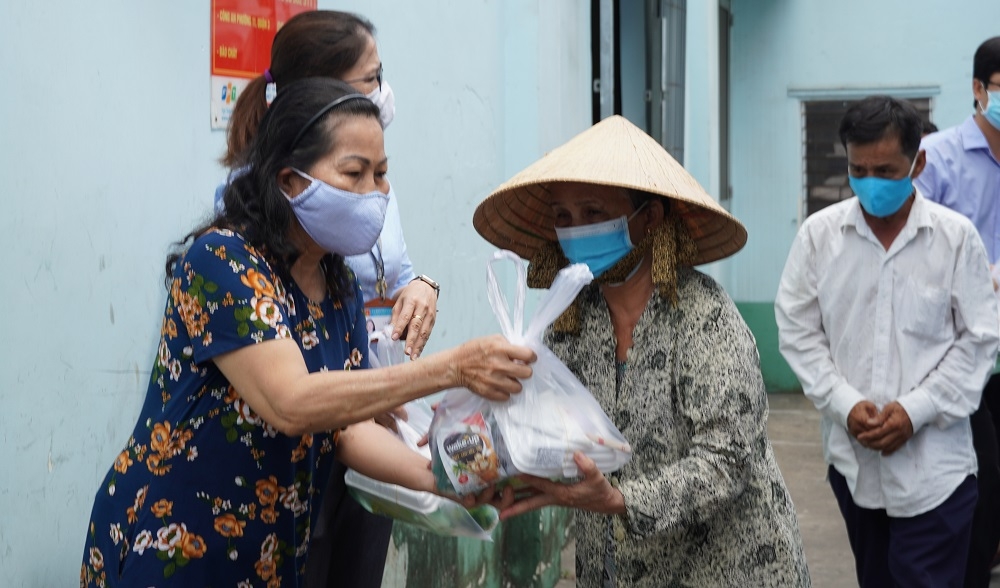 Ảnh: Trao 10.000 suất ăn cho trẻ em và người nghèo ở TP HCM