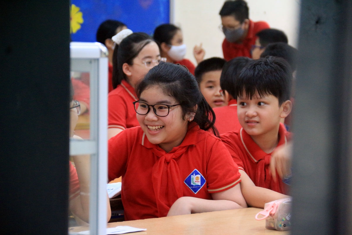 Học sinh Tiểu học “vui như Tết” trong ngày đầu trở lại trường sau nghỉ dịch