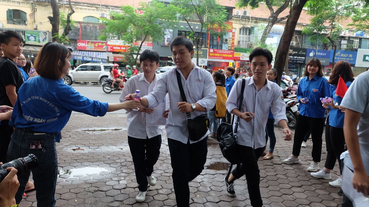 Thi vào lớp 10: Quyết liệt cuộc đua “lách cửa” trường công