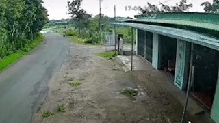 Người phụ nữ đi xe máy mất lái phóng nhanh vào nhà dân
