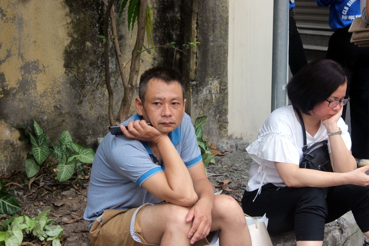 Cha mẹ lo âu, vạ vật ngoài cổng trường đợi con thi vào lớp 10 chuyên