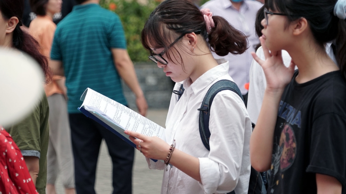 Tỷ lệ “chọi” cao ngất, phụ huynh đưa con đi thi lớp 10 chuyên từ tờ mờ sáng