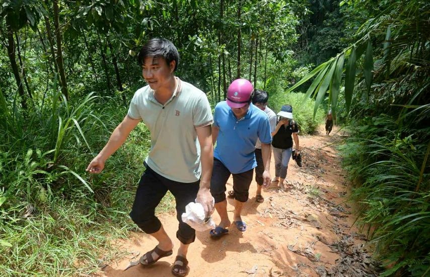 Vùng cao Ba Chẽ: Thầy cô đến vận động, học sinh trốn lên rừng