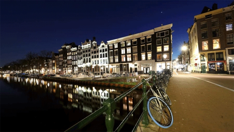 Vắng du khách do Covid-19, người dân Amsterdam đang tận hưởng yên bình