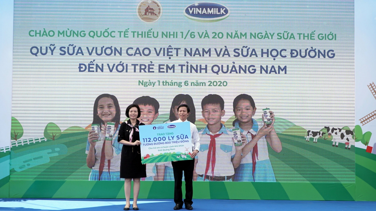 Vinamilk và Quỹ sữa Vươn cao Việt Nam tặng sữa cho trẻ em thiệt thòi