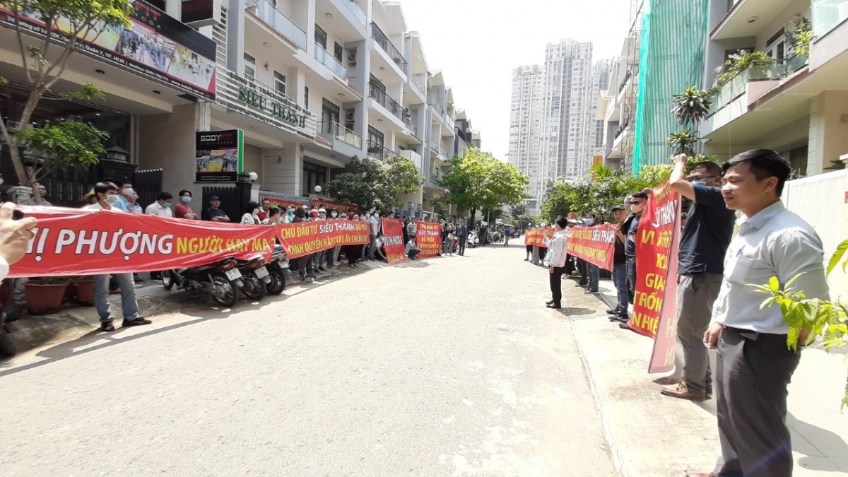 Chung cư chậm bàn giao, người mua “oằn lưng” cõng lãi ngân hàng