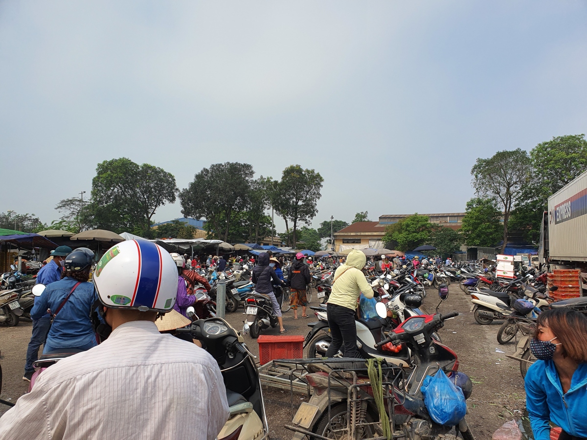 Chống dịch Covid-19: Chợ đầu mối phía Nam Hà Nội vẫn đông đúc trong ngày cuối tuần