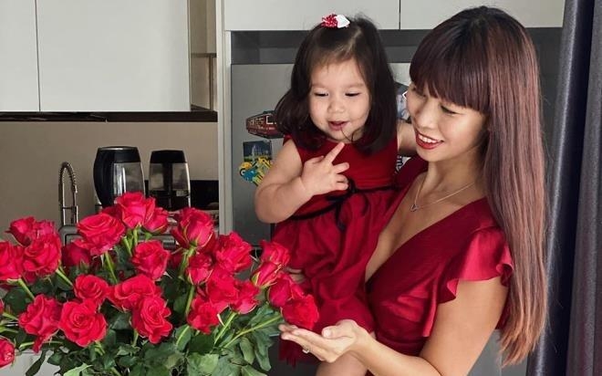 Con gái siêu mẫu Hà Anh chưa tròn 2 tuổi đã thuộc làu bảng chữ cái