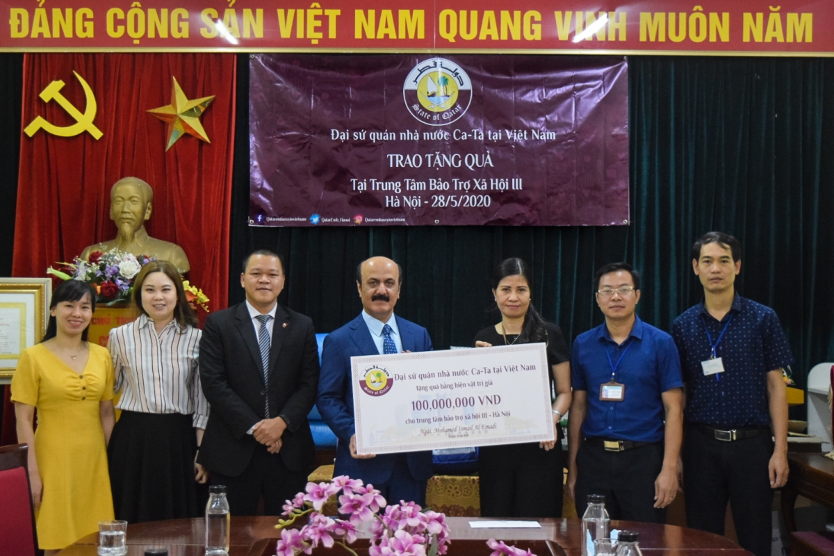 Đại sứ Qatar tặng quà cho Trung tâm Bảo trợ Xã hội 3