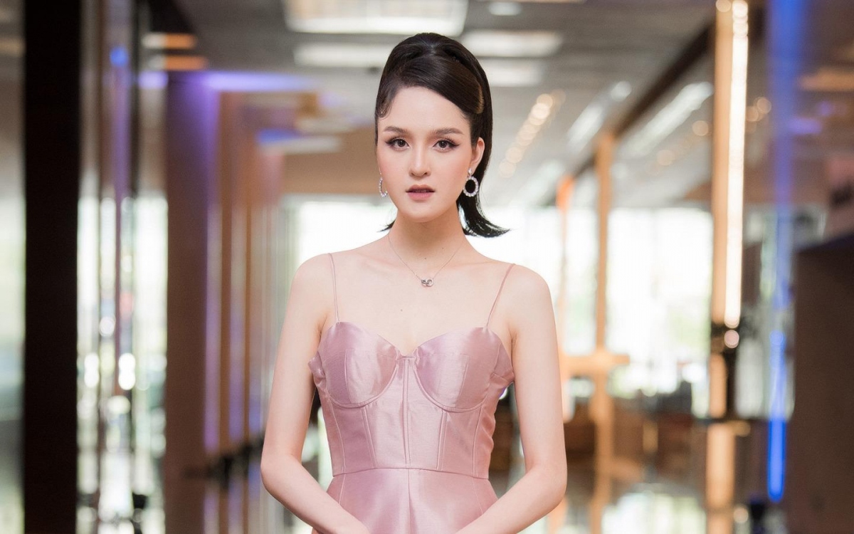 Á hậu Hoàng Anh tái xuất gợi cảm với set đồ hiệu ‘khủng’ hơn 600 triệu