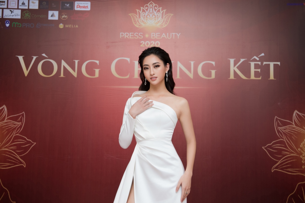 Lương Thuỳ Linh diện váy xẻ cao, khoe chân dài thẳng khi làm giám khảo