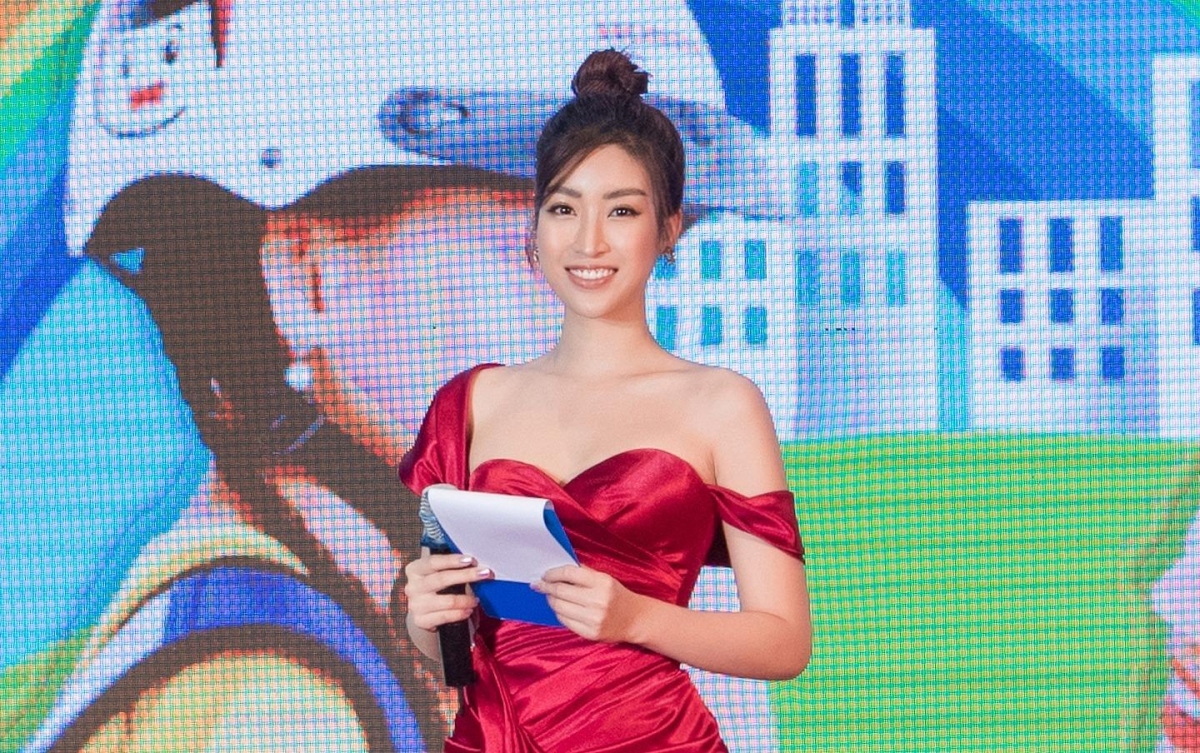 Hoa hậu Đỗ Mỹ Linh gợi cảm với đầm lệnh vai tự tin làm MC