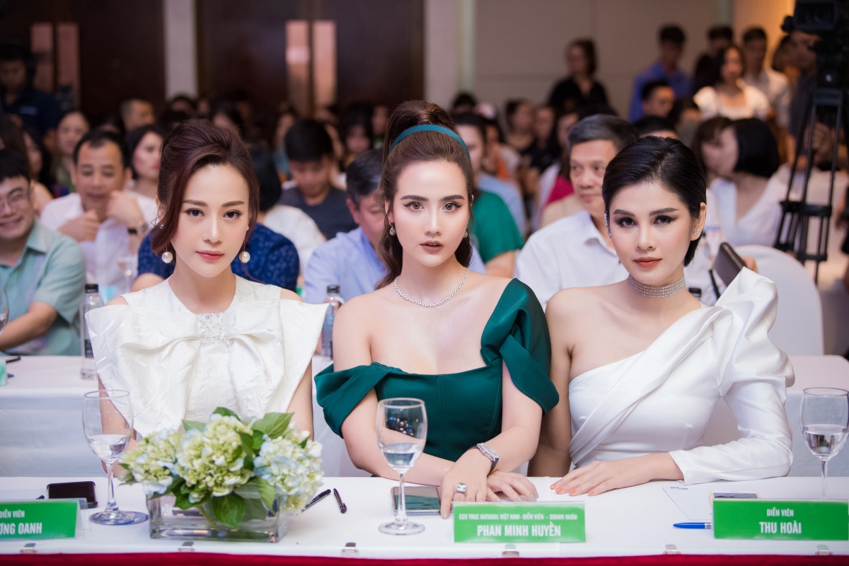 Phương Oanh so kè nhan sắc với Huyền Lizzie, Thu Hoài