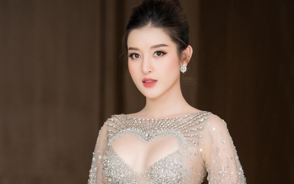 Á hậu Huyền My nóng bỏng với thiết kế váy xẻ ngực hình trái tim
