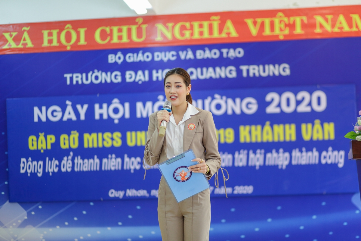 Hoa hậu Khánh Vân diện tuxedo song ca cùng học sinh tại Bình Định