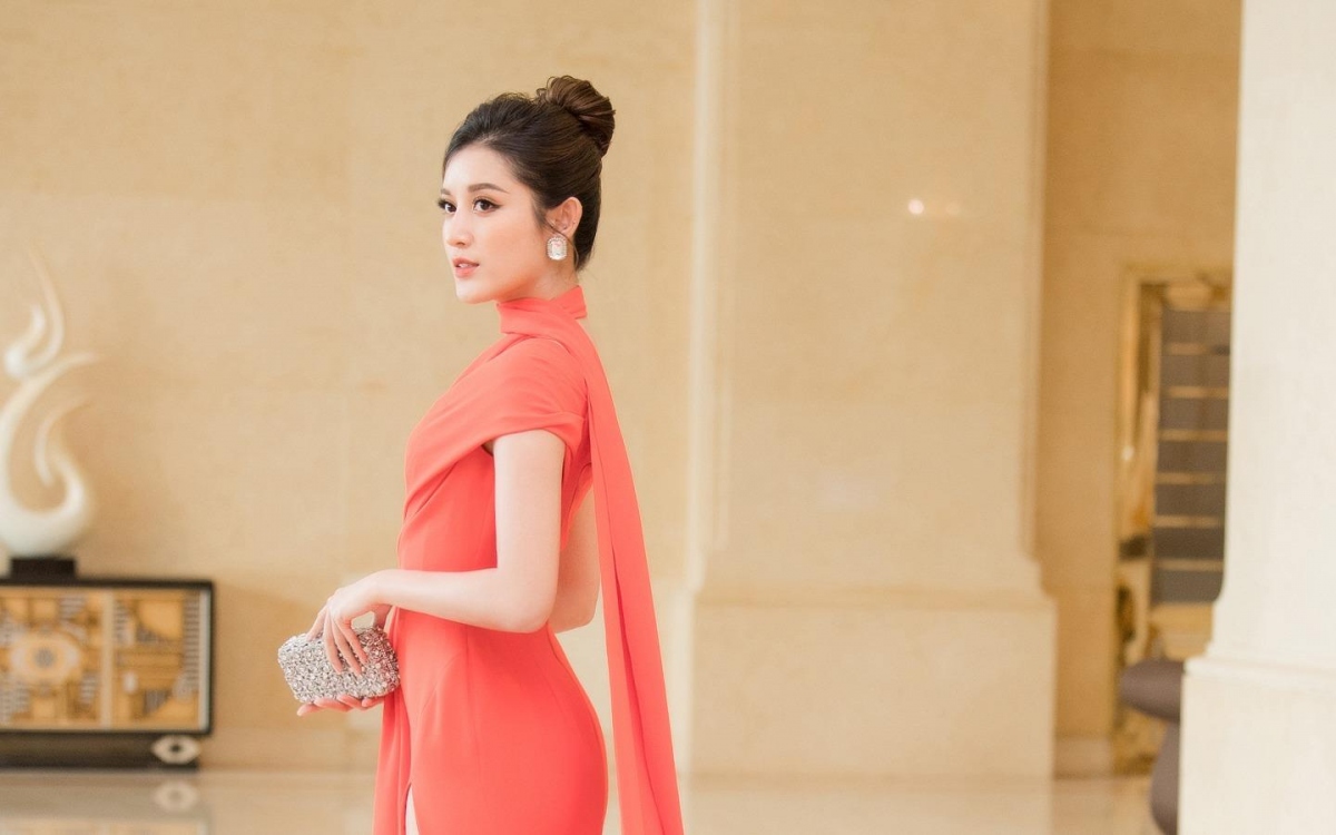 Á hậu Huyền My gợi cảm với thiết kế váy xẻ ngực quyến rũ