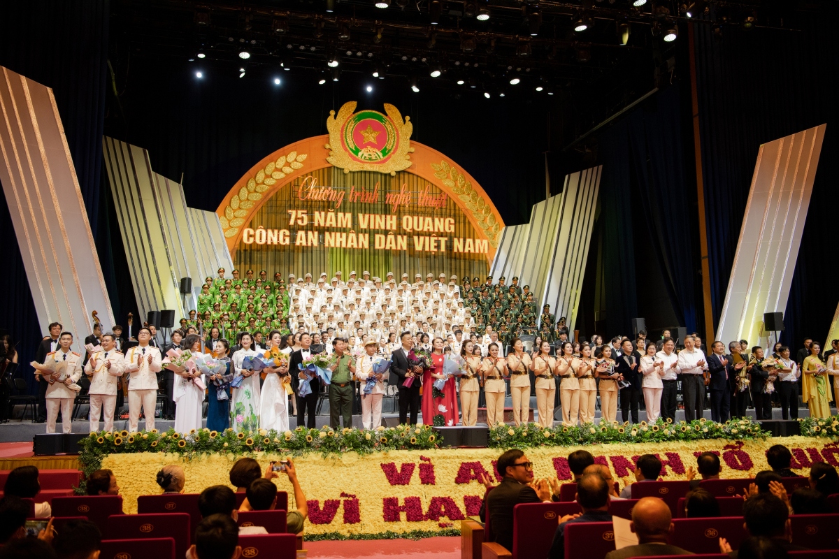 Toàn cảnh chương trình nghệ thuật “75 năm vinh quang CAND Việt Nam”