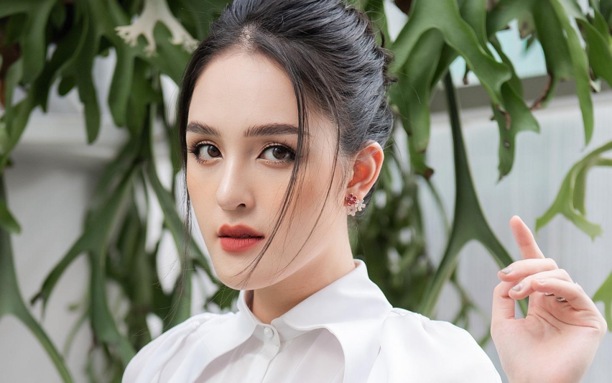 Á hậu Hoàng Anh diện crop top khoe vòng eo con kiến quyến rũ