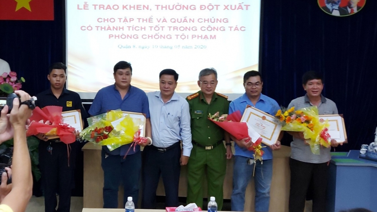 Khen thưởng tập thể, cá nhân tham gia bắt cướp tại chợ Bình Điền