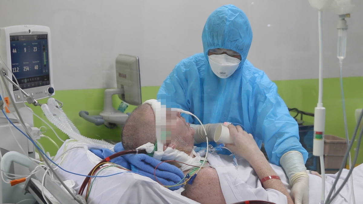 Bệnh nhân phi công người Anh mỉm cười, bắt tay nhân viên y tế