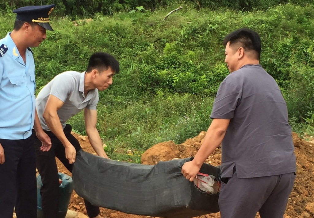 Bắt giữ hơn 3 tấn lòng lợn khô không có nhãn mác, nguồn gốc