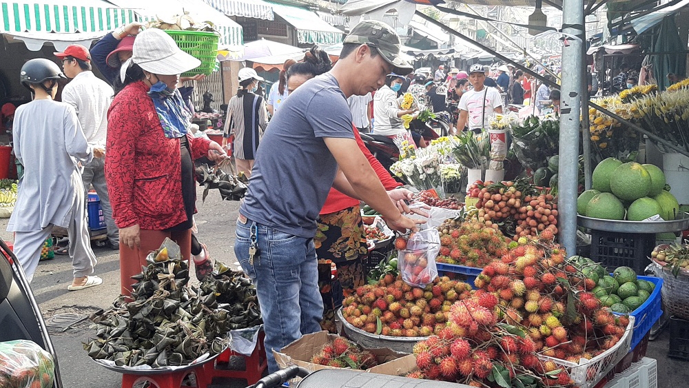 Trái cây dồi dào, giá chỉ tăng nhẹ dịp Tết Đoan Ngọ