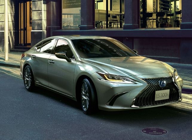 Lexus ES 300h 2021 tiết kiệm nhiên liệu hơn với pin lithi-ion