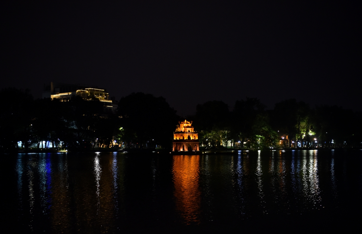 Hà Nội - Đêm nằm mơ phố đông