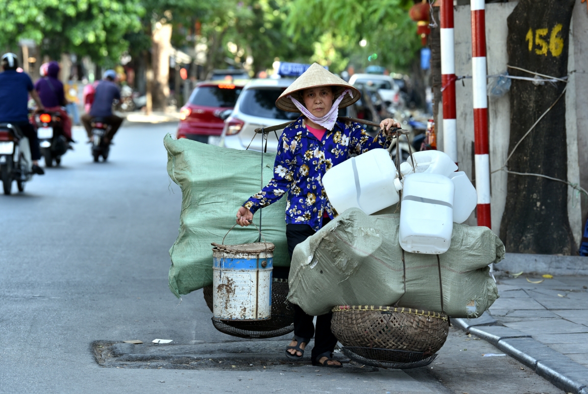 Nhọc nhằn mưu sinh dưới cái nắng “như đổ lửa” ở Thủ đô Hà Nội