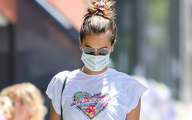 Alessandra Ambrosio khoe eo thon dáng chuẩn trên đường phố