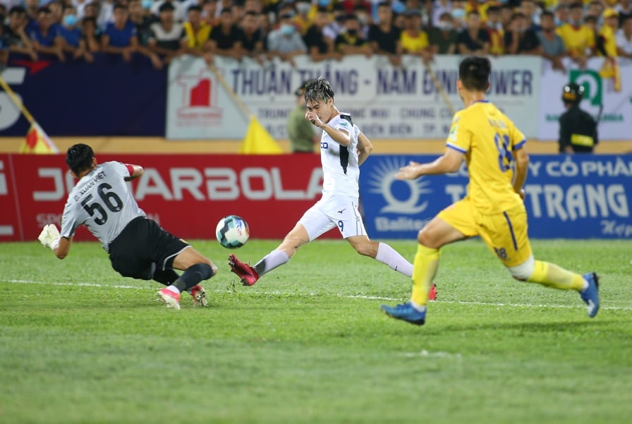 Cột dọc từ chối Văn Toàn, HAGL thất thủ 0-2 trên sân Nam Định