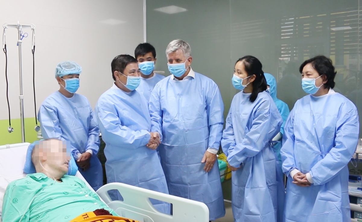Chủ tịch UBND TPHCM cảm phục trước sự hồi phục kỳ diệu của Bệnh nhân 91