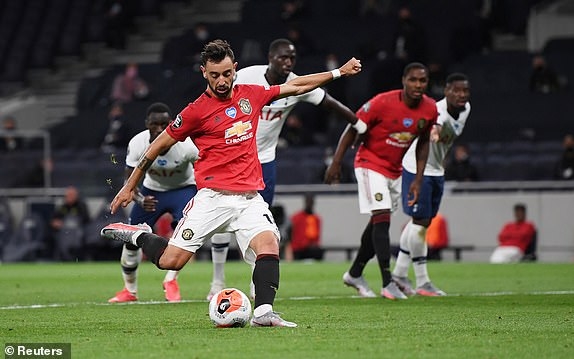 VAR từ chối penalty, MU hoà kịch tính Tottenham ngày Pogba trở lại