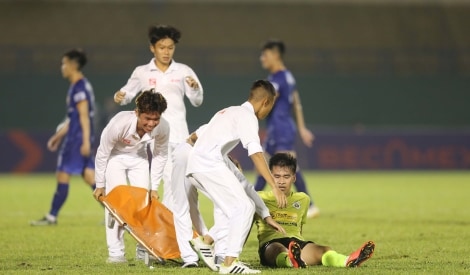 Chấn thương nửa đội hình, bệnh viện thu nhỏ Hà Nội FC câu giờ làm gì?