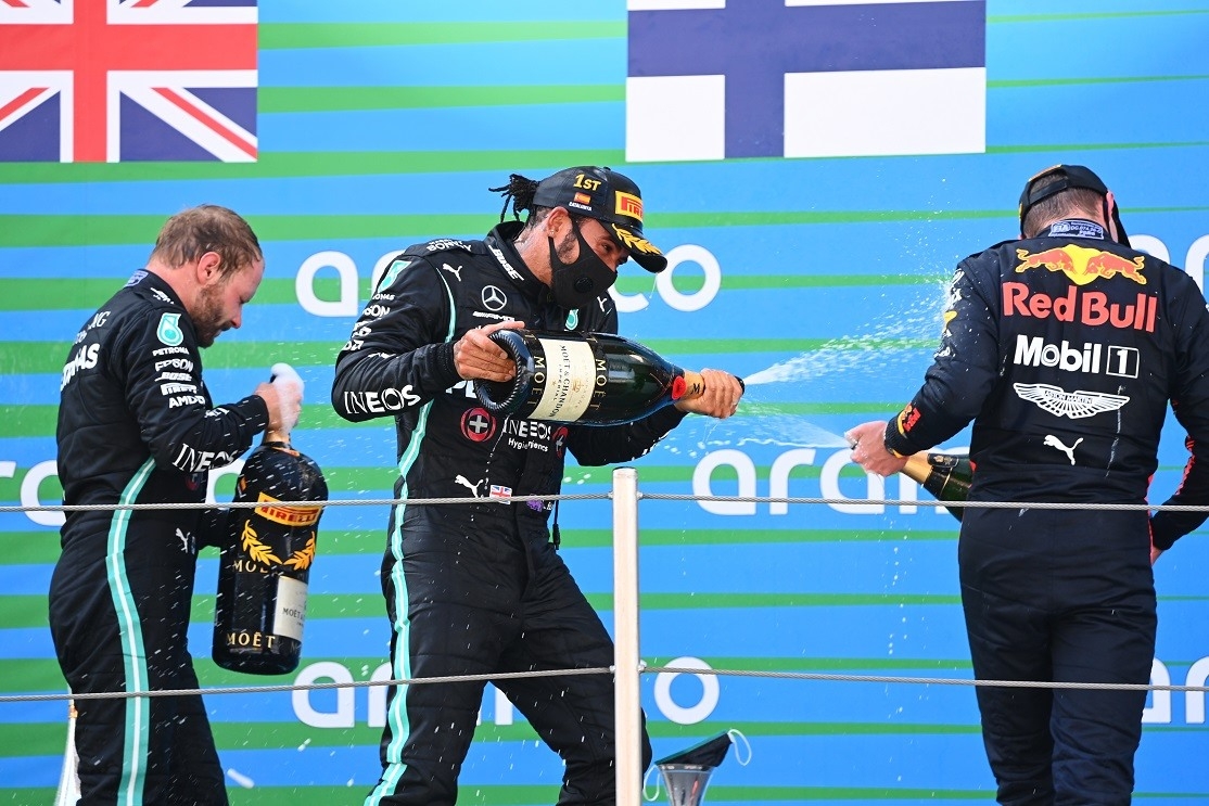 Chặng F1 Tây Ban Nha: Hamilton lập lại trật tự, vượt mặt huyền thoại Schumacher