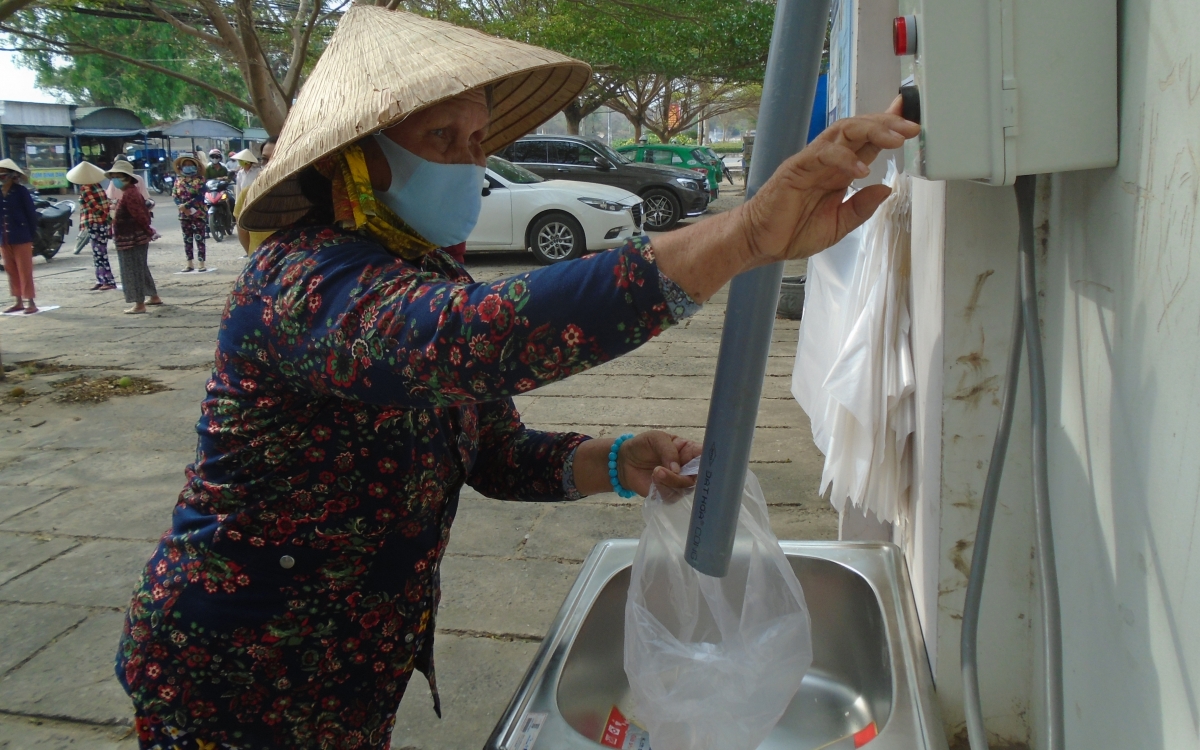 Thêm 2 máy “ATM gạo” nghĩa tình tại TPHCM và Bình Thuận
